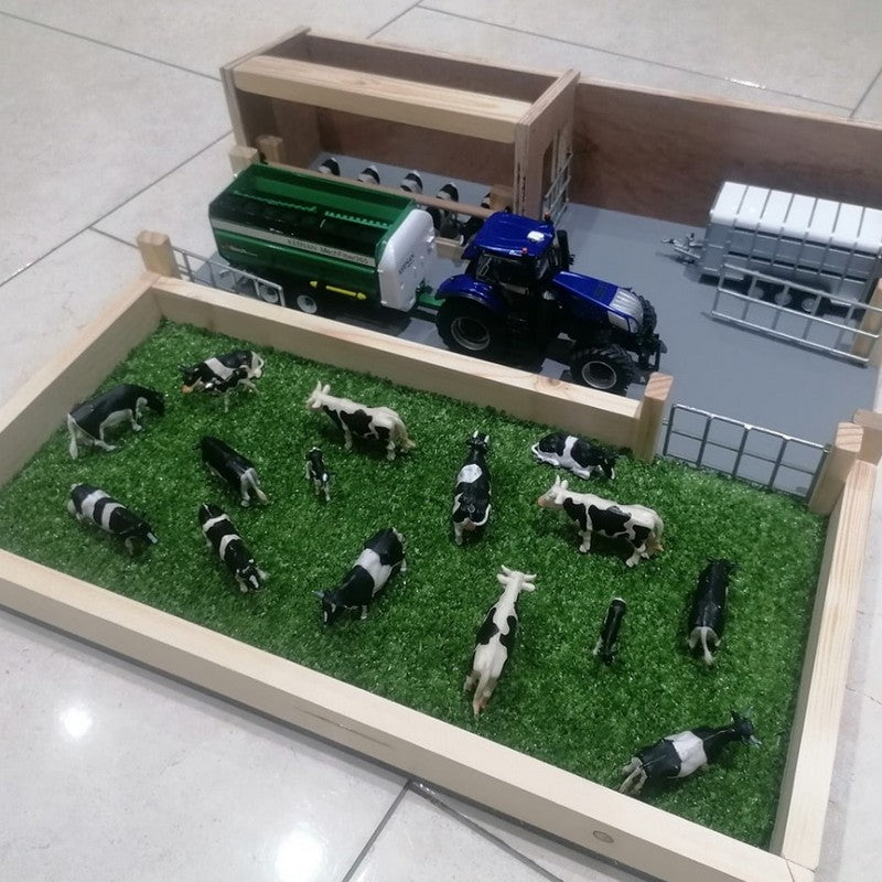 GF Farm Medium Cattle Shed & Crush 1:32 Scale - 600 x 600mm (Accessories Not Included)